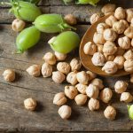 Uncooked,Dried,Chickpeas,In,Wooden,Spoon,With,Raw,Green,Chickpea